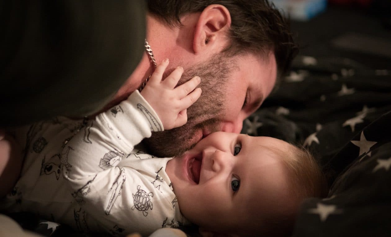 dads guide to bonding with newborn