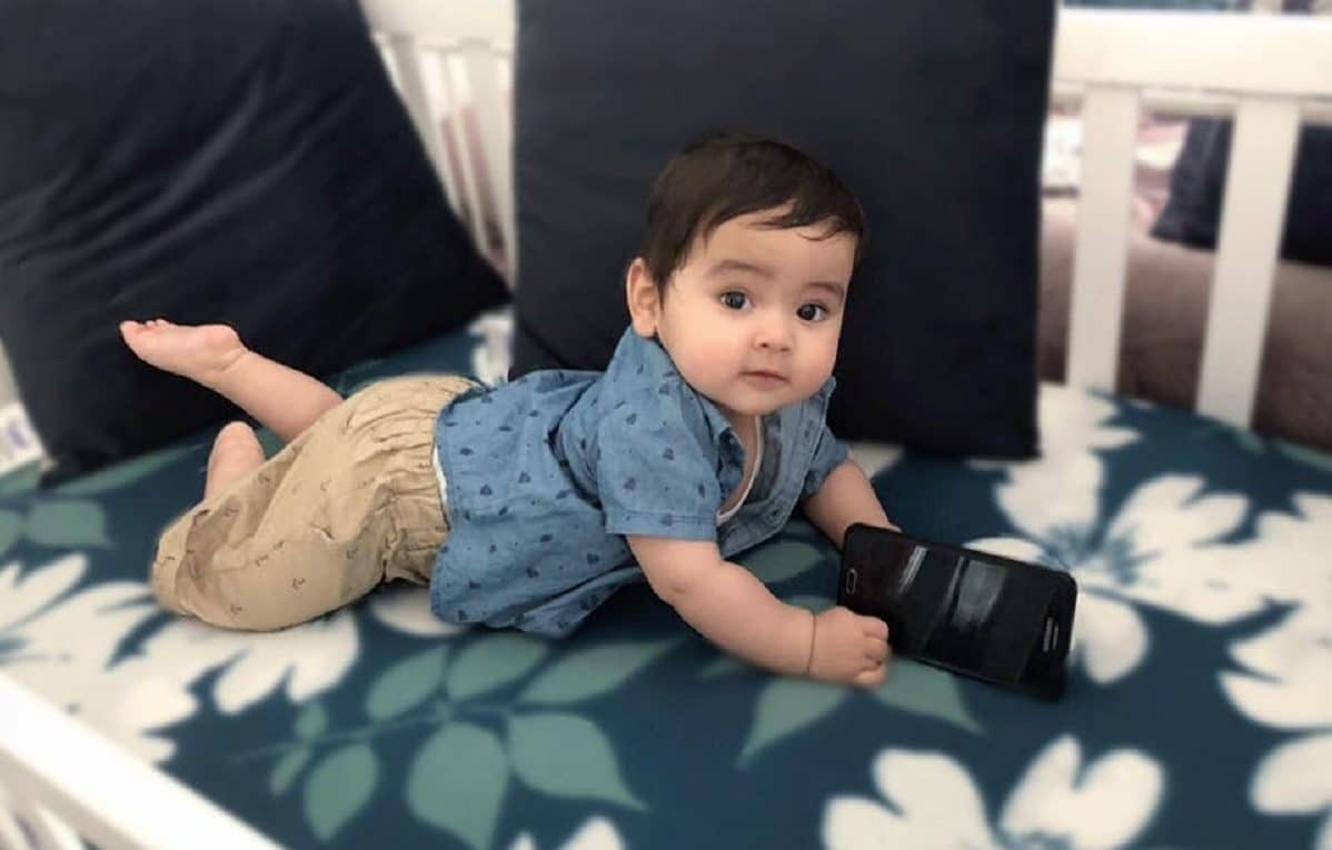 screen time for kids - baby with phone